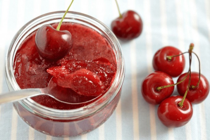 mermelada de cereza en tarro de vidrio